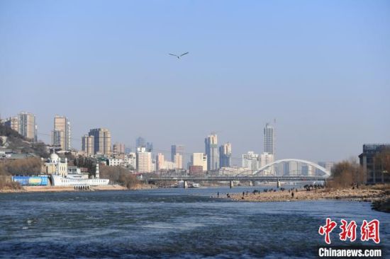 2018年初,黄河进入枯水期。图为兰州段河水似海水般清澈湛蓝。