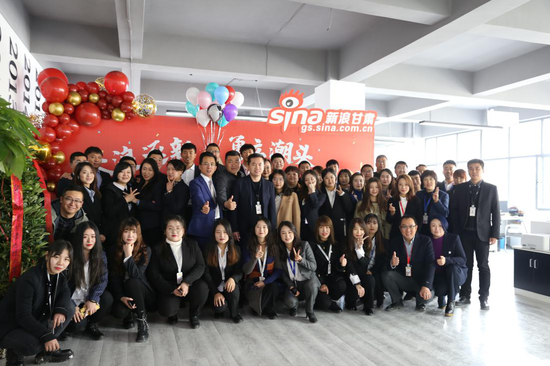 (与会嘉宾共同为新浪甘肃庆生)