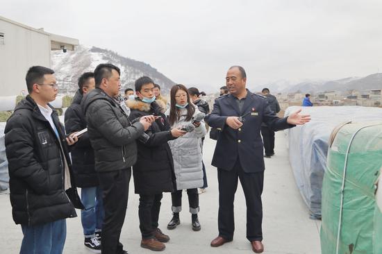 岷县营业部党支部书记张毅介绍工作情况