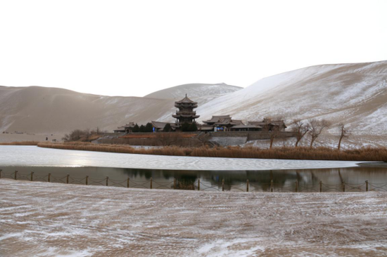 这是2020年12月8日拍摄的敦煌市鸣沙山月牙泉景区雪景。