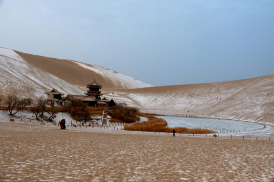 这是2020年12月8日拍摄的敦煌市鸣沙山月牙泉景区雪景。