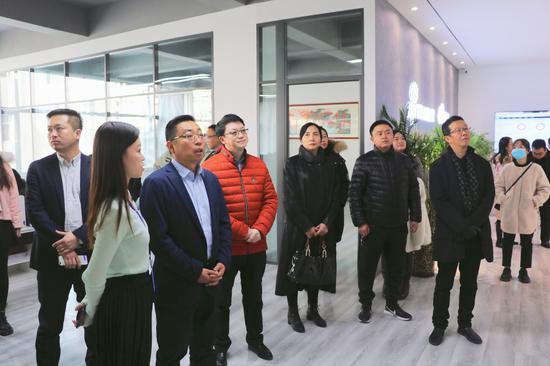 与会领导、嘉宾参观新浪甘肃