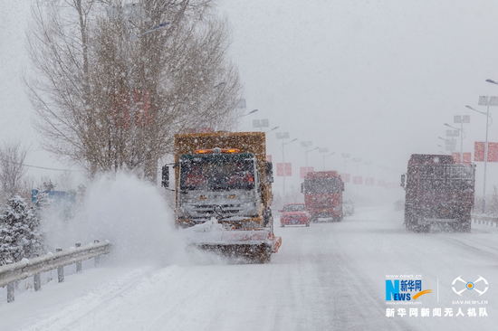 甘肃省张掖公路局除雪车辆在国道227线进行除雪作业。新华网发 (张啸天 摄)
