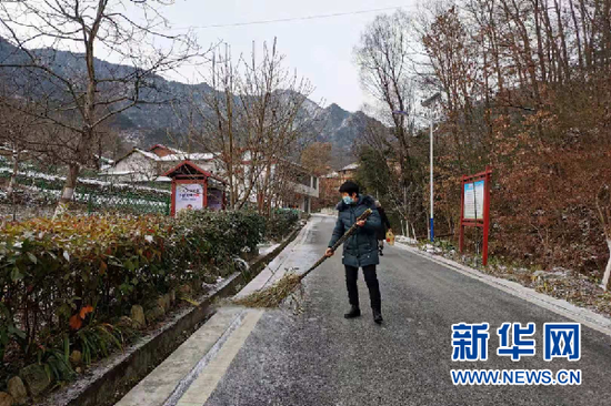 图为陇南市康县何家庄村一名公益性岗位保洁员正在清扫马路。新华社记者 郎兵兵 摄