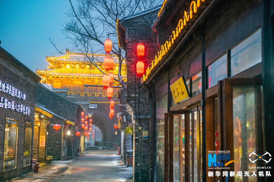 瑞雪映衬下的古街。
