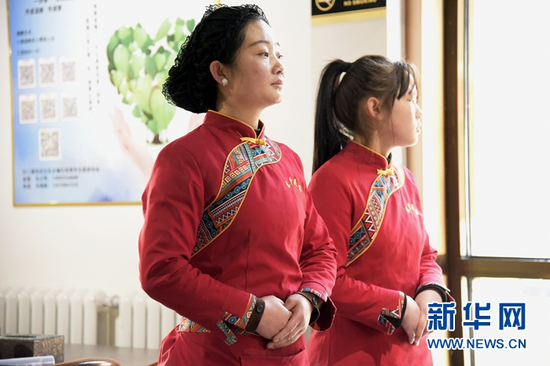 在东乡县职业技术学校的实训基地,牟阿西也(左)在工作中。新华社记者 王朋 摄