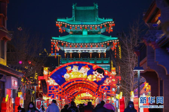 这是1月4日在兰州老街拍摄的彩灯。新华社记者 马希平 摄