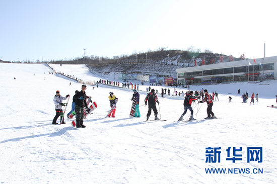 游客在青鹃山滑雪场滑雪。天水市秦州区宣传部供图