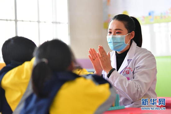 1月15日,岷县妇女儿童康养中心康复治疗师陈蓉蓉引导孩子们开展康复训练。新华社记者 陈斌 摄