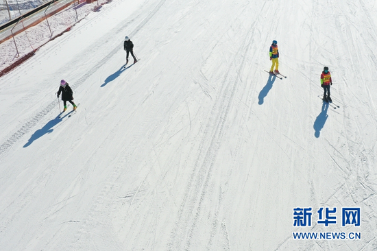 1月8日,滑雪爱好者在甘肃白银国家雪上项目训练基地滑雪(无人机照片)。新华社记者 马希平 摄