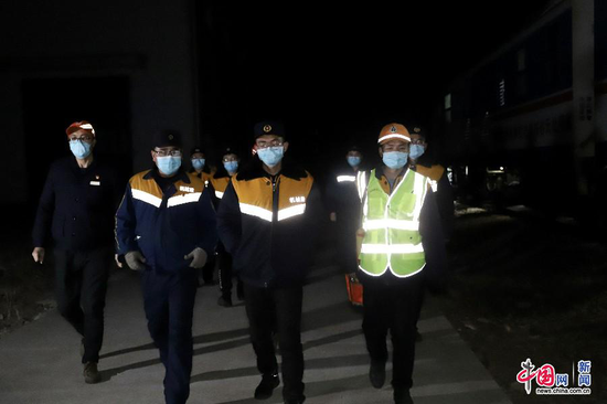 “钢轨神探”们自信满满的准备上车。中国网发 俱娜/摄