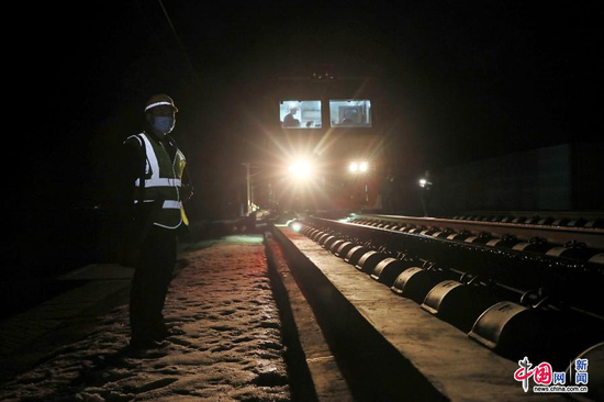 “钢轨神探”们昼伏夜出,在黑夜中点亮运输安全路。中国网发 宋佳龙/摄