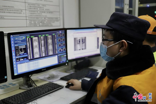 探伤工张永远利用轨道状态巡检系统对轨道扣件、状态进行检查。中国网发 俱娜/摄