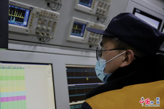 探伤工王沛沛眼睛不停歇的盯着从地面反射回来的反射波,分析钢轨是否有伤痕。中国网发 俱娜/摄
