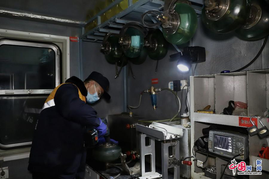 钢轨探伤工在探伤作业对探轮进行检测。中国网发 俱娜/摄