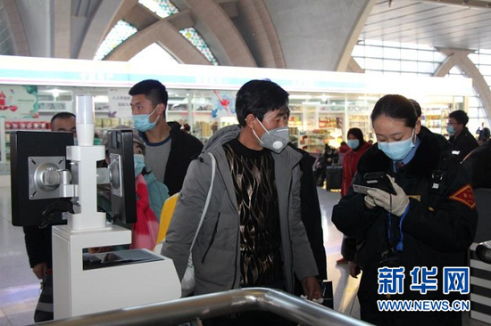 在银川站,工作人员正为旅客人工检票。(中国铁路兰州局集团有限公司供图)