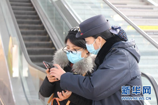 银川站工作人员为旅客答疑解惑。(中国铁路兰州局集团有限公司供图)