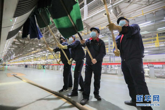 1月27日,保洁人员在中国铁路兰州局集团有限公司兰州车辆段兰州西动车运用所清洗动车。新华社记者 马希平 摄