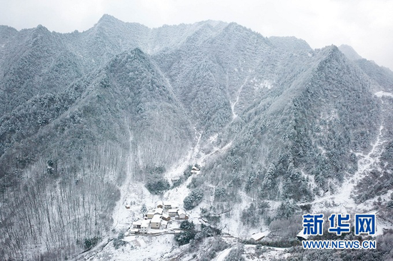 这是甘肃省陇南市康县一处乡村雪景(无人机照片)。新华社记者 张百慧 摄