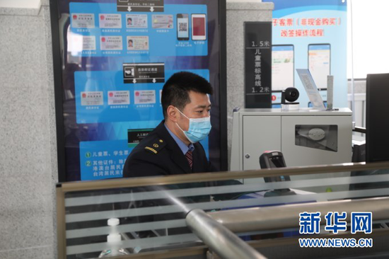东岔站站长柳永峰在站内工作。新华社记者 马莎 摄