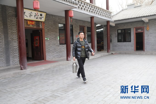 闫永峰在自家农家乐忙碌。新华社记者 马莎 摄