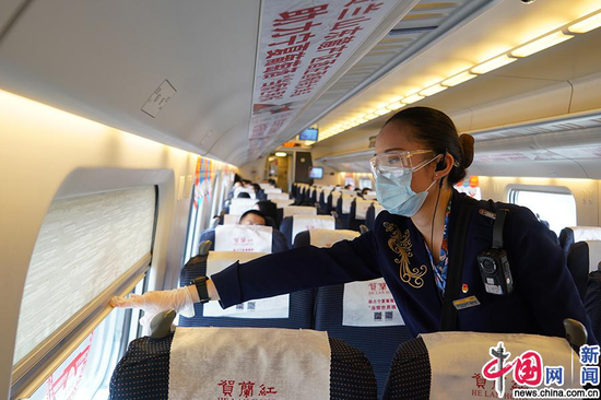 银西高铁列车工作人员拉下遮光帘,为乘车旅客提供暖心服务。中国网发 苟峰博/摄