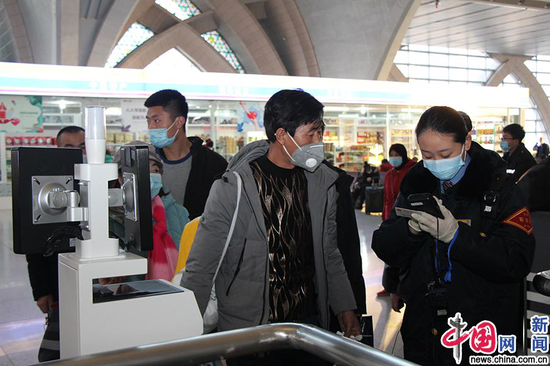银川车站工作人员查验进站旅客乘车信息。中国网发 马登平/摄