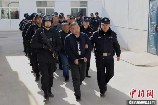 图为兰州警方抓获的一黑恶团伙。(资料图) 兰州市公安局供图