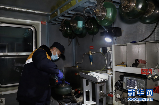 钢轨探伤工在探伤作业对探轮进行检测。新华网发(俱娜 摄)