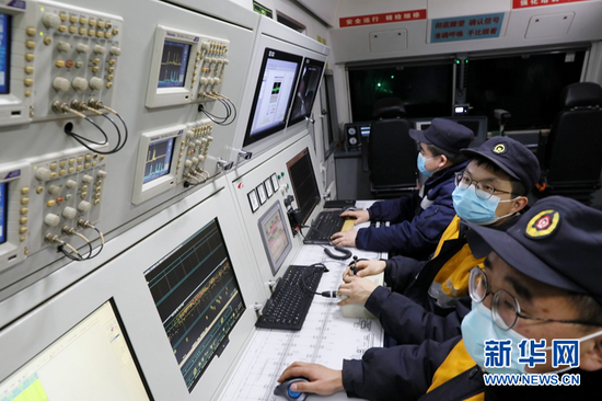 深夜里,钢轨探伤工正在对线路做“B超”。新华网发(宋佳龙 摄)