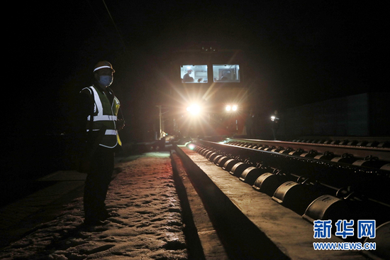 “钢铁神探”们昼伏夜出,在黑夜中点亮运输安全路。新华网发(宋佳龙 摄)