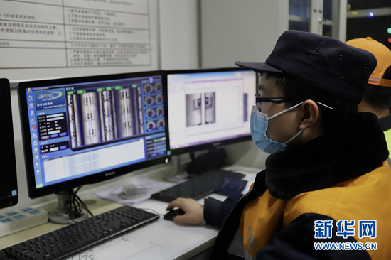 钢轨探伤工利用轨道状态巡检系统对轨道扣件、状态进行检查。新华网发(俱娜 摄)