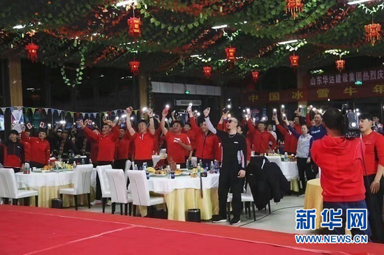 结束白天训练后,越野滑雪国家集训队在甘肃白银庆祝农历春节。照片由甘肃白银国家雪上项目训练基地提供