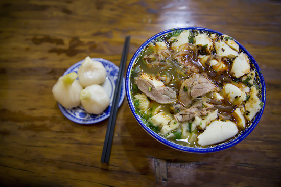 甘肃最经典的羊肉泡馍 视觉中国 图