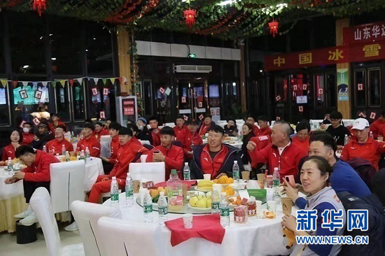 结束白天训练后,越野滑雪国家集训队在甘肃白银庆祝农历春节。照片由甘肃白银国家雪上项目训练基地提供