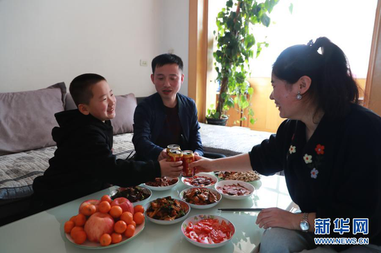 2月12日,陈林和妻子、大儿子一起吃午饭。新华社记者 杜哲宇 摄