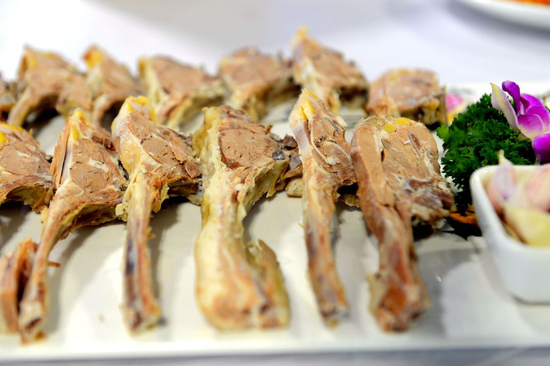 手抓羊肉。在甘肃每一个出租车司机,脑子里都有一幅当地的美食地图。 视觉中国 图