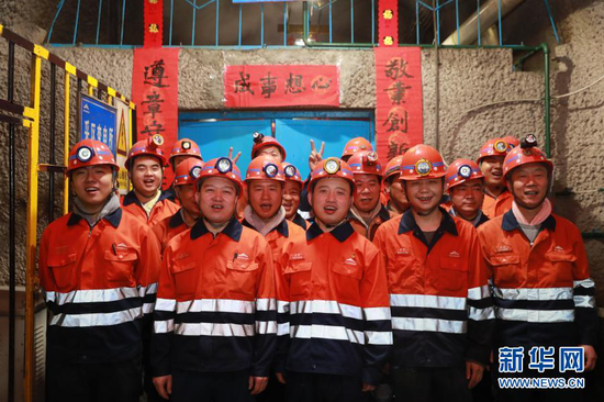 2月11日,金川集团三矿区采矿二工区的工人一起拍全家福。新华社记者 杜哲宇 摄