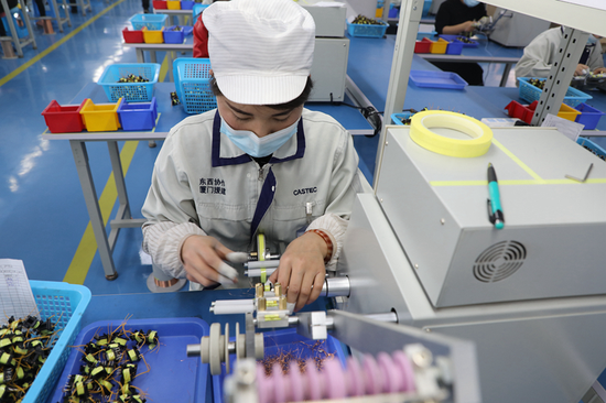 工人正在临夏科斯特电子有限公司内工作。新华社记者 张睿 摄