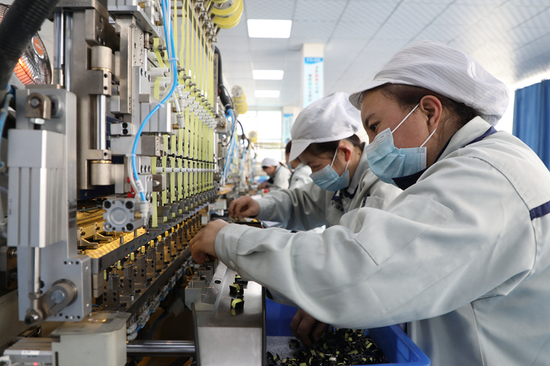 工人正在临夏科斯特电子有限公司内工作。新华社记者 张睿 摄