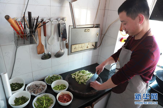 2月12日,陈林在家给妻子孩子做饭。新华社记者 杜哲宇 摄