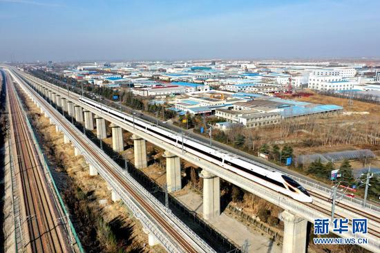 2021年2月8日,从连云港站首发徐州的G8308次“复兴号”高铁列车驶进连云港市海州区段(无人机照片)。当日,徐(州)连(云港)高铁正式开通运营。新华社发(王春 摄)