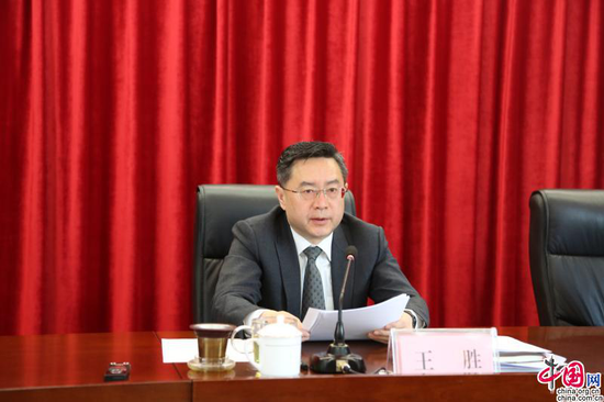 甘肃省药监局党组书记、局长王胜主持会议并讲话