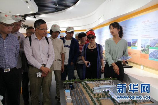 2019年8月12日,浙江省东阳市拔尖人才“一带一路”国情研修班学员在参观敦煌市光电博览园新能源展览馆。(敦煌市委宣传部供图)