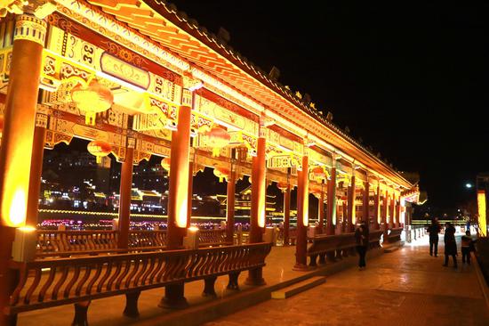 游客在党河风情线游览