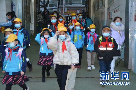安西路小学的学生们迎来开学第一课。新华网发(关郁凡 摄)