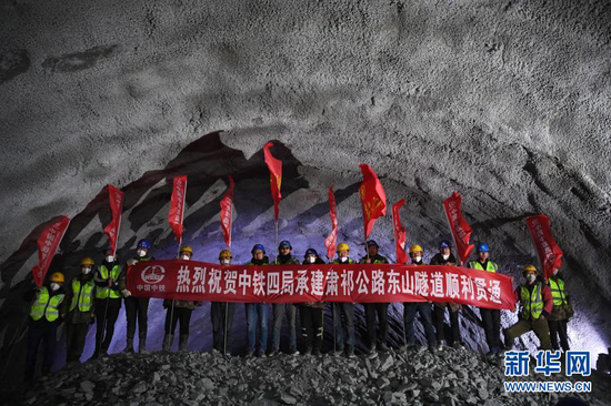 3月2日,中铁四局的施工人员庆祝国道213线东山隧道贯通。新华社记者 陈斌 摄