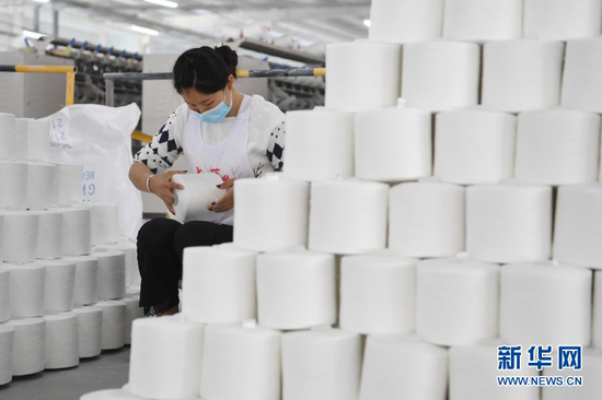 3月3日,在东乡族自治县方大丽明纺织有限公司扶贫车间,工人检验涤纶缝纫线产品。新华社记者 范培珅 摄