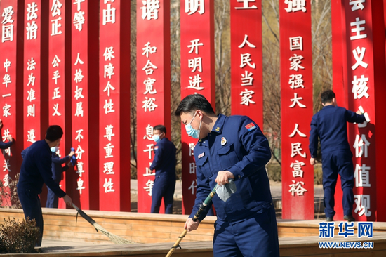 3月4日,甘肃省森林消防总队应急通信与车辆勤务大队指战员来到兰州市黄河风情线,进行义务劳动。新华网发 (裴海博 摄)
