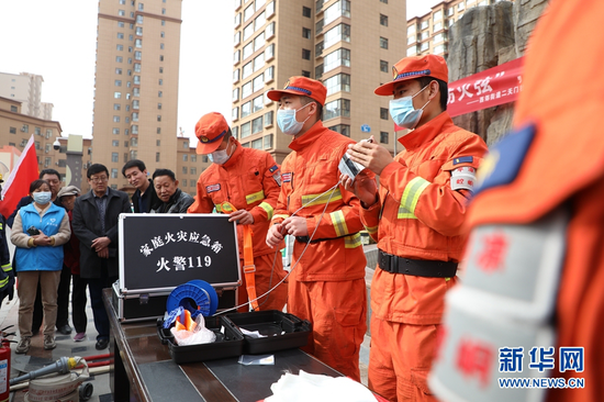 3月4日,甘肃省森林消防总队平凉支队的指战员们为市民普及消防安全常识和消防法律法规。新华网发 (张广魁 摄)